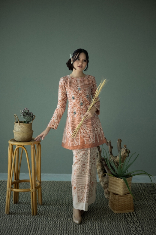 Raisa Brocade Tenun Pesak - Rusty Mandarin